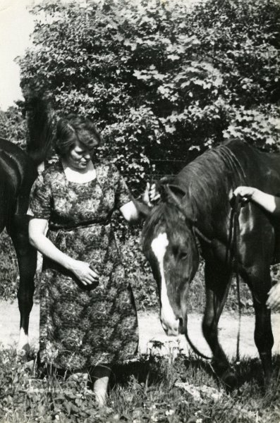 KKE 4672.jpg - Fot. Portret. Jadwiga Jarzynowska (z domu Siemaszko) – mama Marii Jolanty Mierzejewskiej (z domu Jarzynowska) z koniem „Leda”, Jaśkowo, lata 60-te XX wieku.